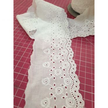 Broderie anglaise rond fleurs 100%coton 76mm blanc
