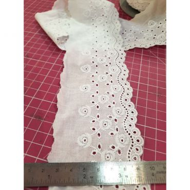Broderie anglaise rond fleurs 100%coton 76mm blanc
