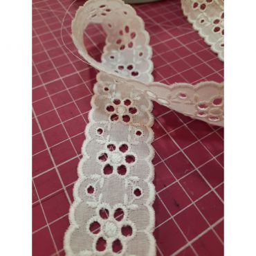 Entre 2 en  broderie anglaise fleuri blanc 30mm