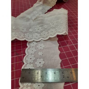 Broderie anglaise  fleurs 100%coton 47mm