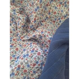 double gaze matelassée motif fleurs réversible bleu-rouge