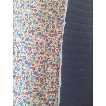 double gaze matelassée motif fleurs réversible bleu-rouge